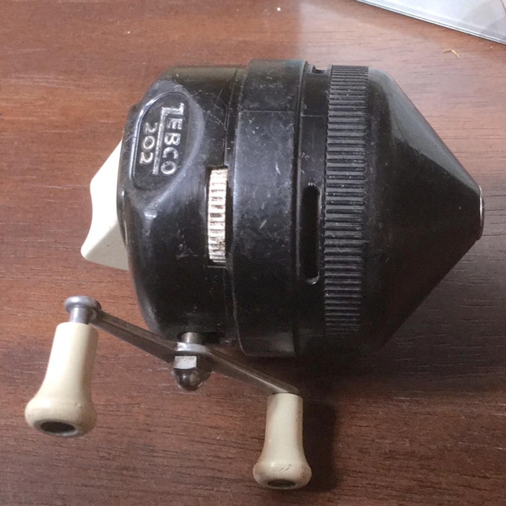 702 Black Fishing Reel